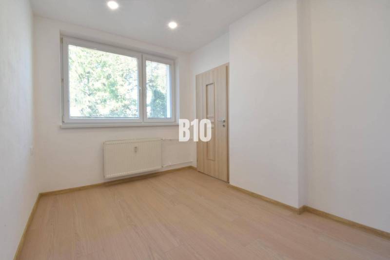 Helles Zimmer mit Fenster und Heizkörper in einer 3-Zimmer-Wohnung.