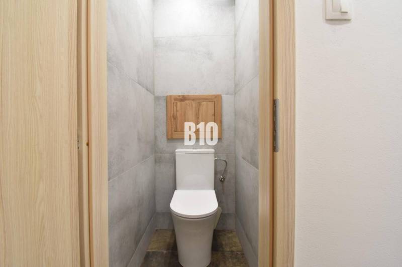 Ein Badezimmer mit einfachem Design in einer 3-Zimmer-Wohnung.