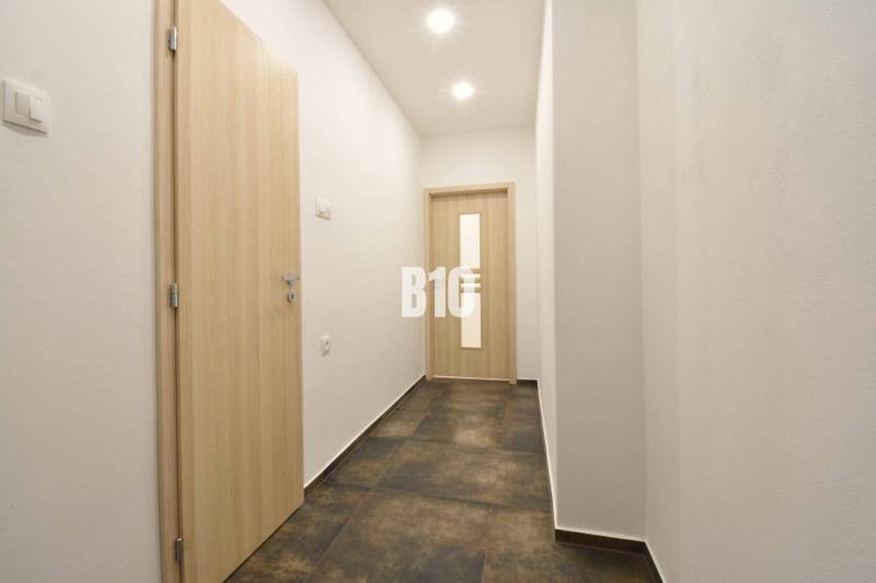 Der Flur mit weißen Wänden und Türen in einer 3-Zimmer-Wohnung.