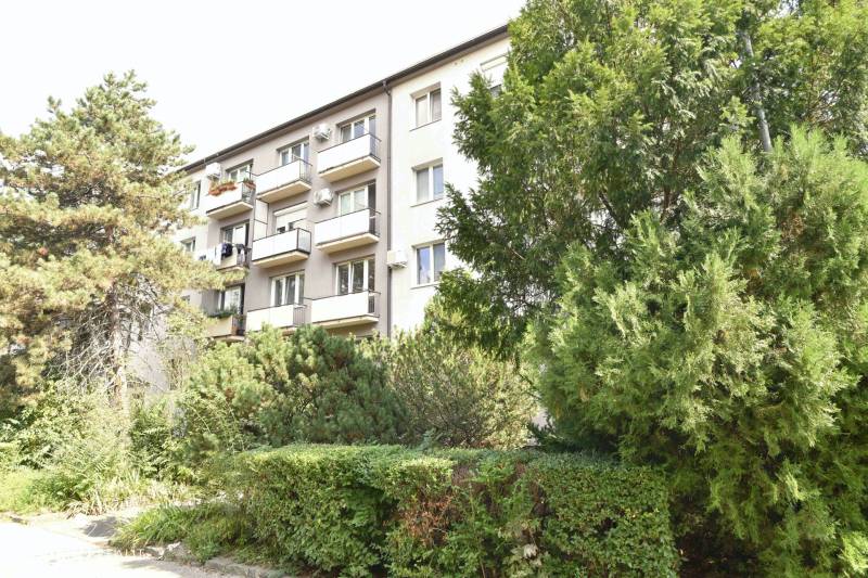 Ein Wohnhaus umgeben von Grünflächen in der Smolnícka-Straße in Bratislava - Ružinov, mit Balkonen.