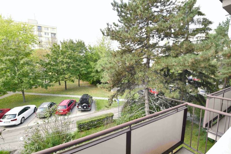 Blick aus einer 2-Zimmer-Wohnung in der Smolnícka-Straße in Bratislava-Ružinov. Parkmöglichkeiten und Grünflächen.