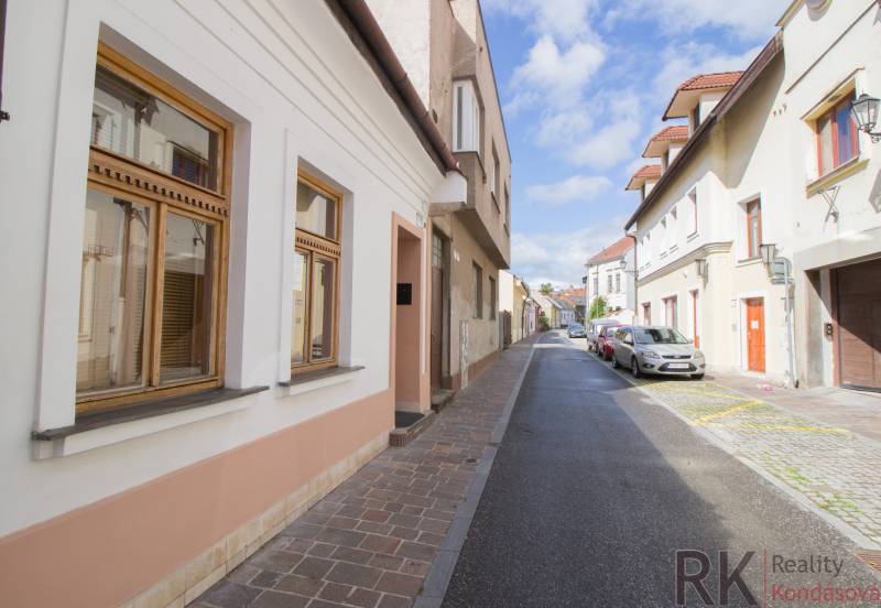 Vrátna-Straße in Košice, Altstadt, mit historischen Fassaden und geparkten Autos.
