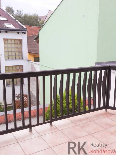 Balkon mit Blick auf Gebäude, 2-Zimmer-Wohnung in der Vrátna-Straße in Košice.