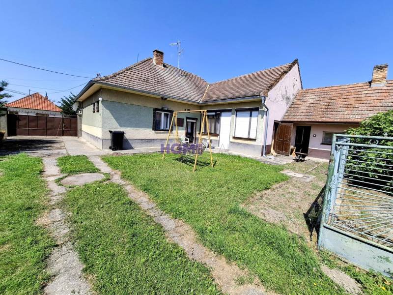 Einfamilienhaus umgeben von einem Garten in der Straße Čierna Voda in Čierna Voda, Grundstücke - Wohnen.