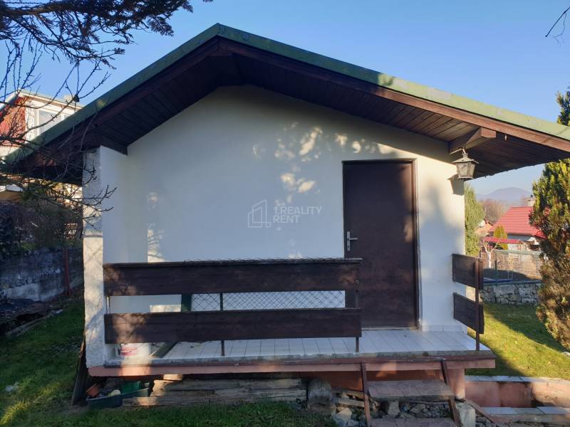 Die Hütte in Mojšova Lúčka in Žilina hat eine weiße Fassade und ein hohes schräges Dach.