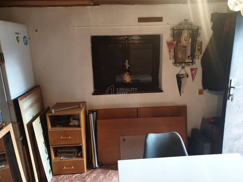Interieur der Hütte mit Möbeln und Dekorationen, einfacher Raum.