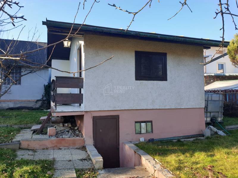 Ein Haus in Mojšova Lúčka, Žilina, mit Garten, Treppen und einem Außeneingang zum Keller.