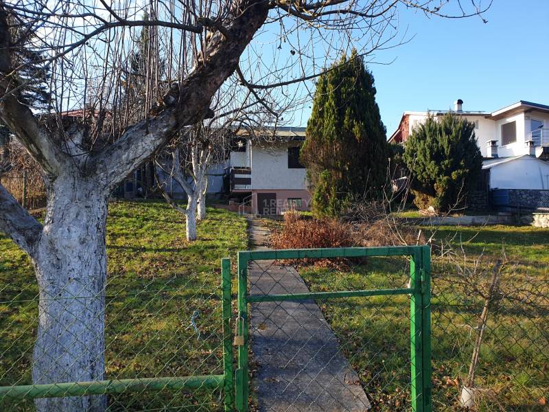 Ein Garten und eine Hütte, umgeben von Bäumen, in der Straße Mojšova Lúčka in Žilina.