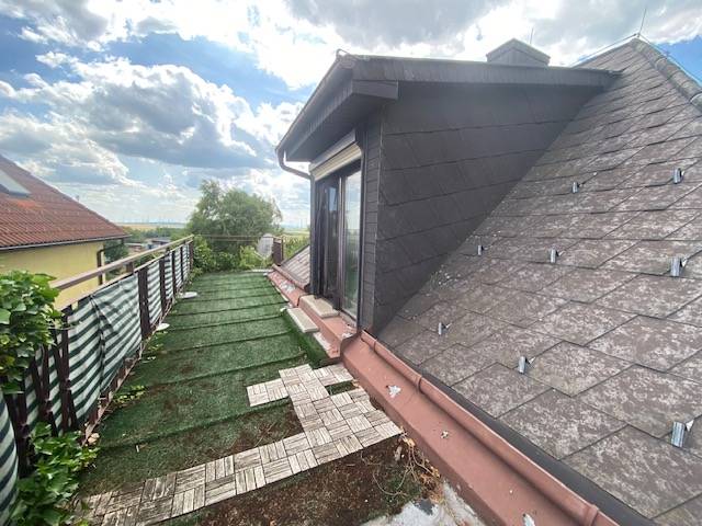 Dachterrasse eines Einfamilienhauses in Hundsheim mit Aussicht und Rasenfläche.
