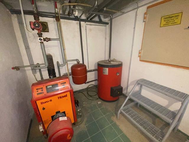Heizraum in einem Einfamilienhaus mit Kessel und Speicher.
