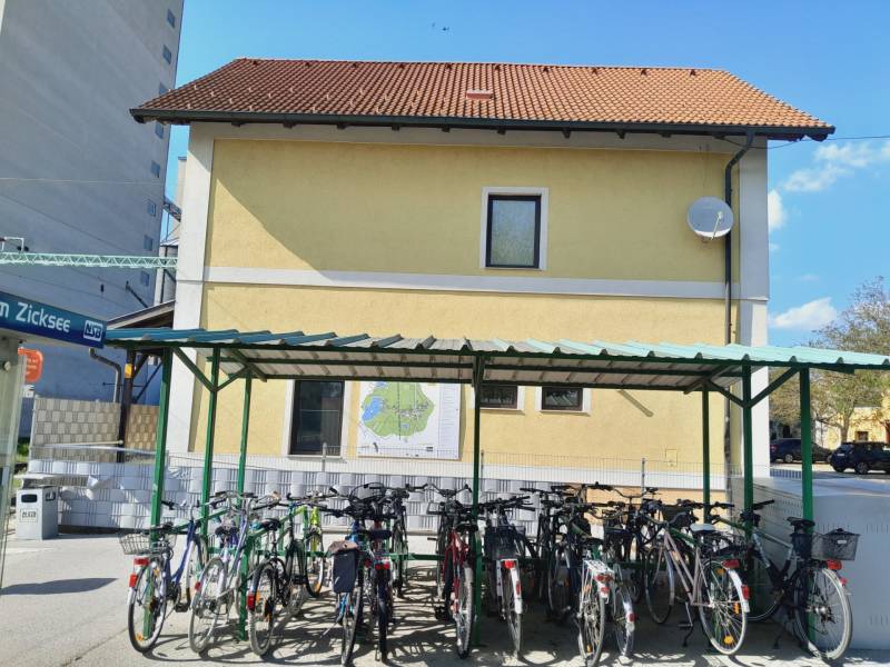 Fahrräder, die im Unterstand vor den Geschäftsräumen in St. Andrä am Zicksee geparkt sind.