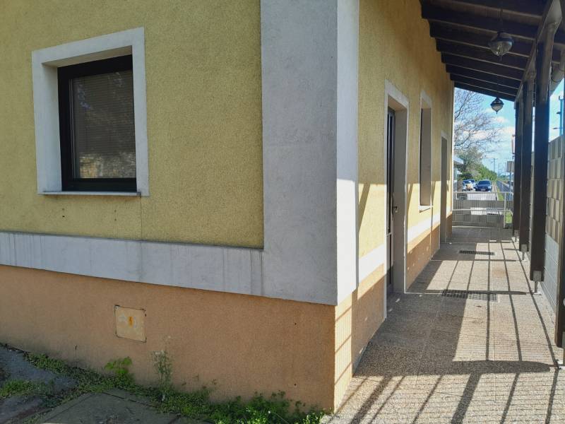 Gelbes Gebäude mit Flur in St. Andrä am Zicksee bietet Geschäftsräume.