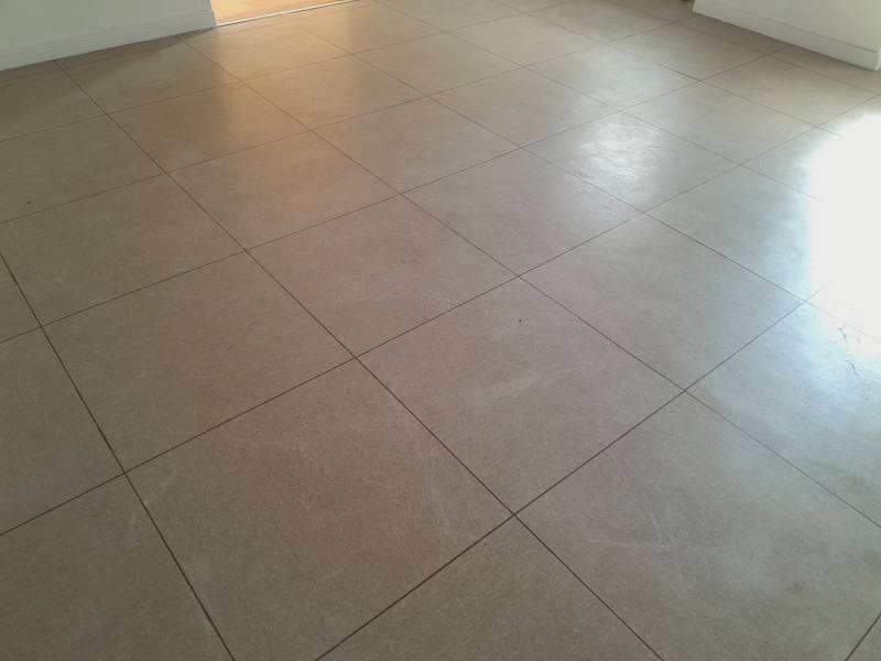 Gewerberäume mit hellem Fliesenbodenbelag für ein sauberes und luftiges Design.