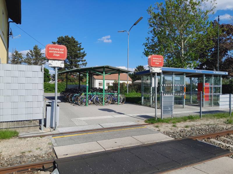 Bahnhof mit Fahrradunterstand in St. Andrä am Zicksee.