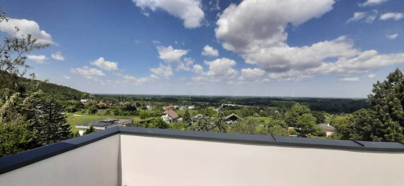 Blick von der Villa in Hainburg an der Donau auf die weite Landschaft und den Himmel.