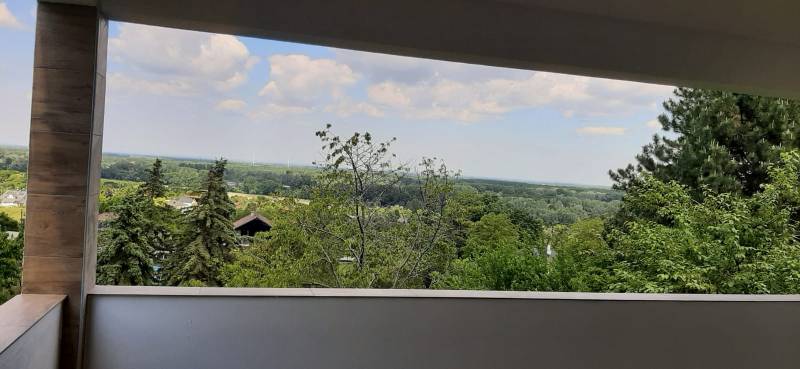 Blick von der Villa auf das Grün und den Himmel in Hainburg an der Donau.