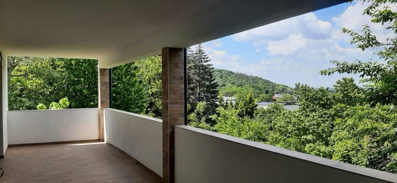 Blick von der Terrasse der Villa auf das Grün und die umliegende Natur in Hainburg an der Donau.