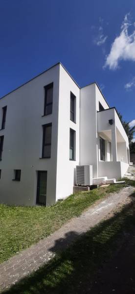 Eine Villa in Hainburg an der Donau mit weißer Fassade und minimalistischem Design.