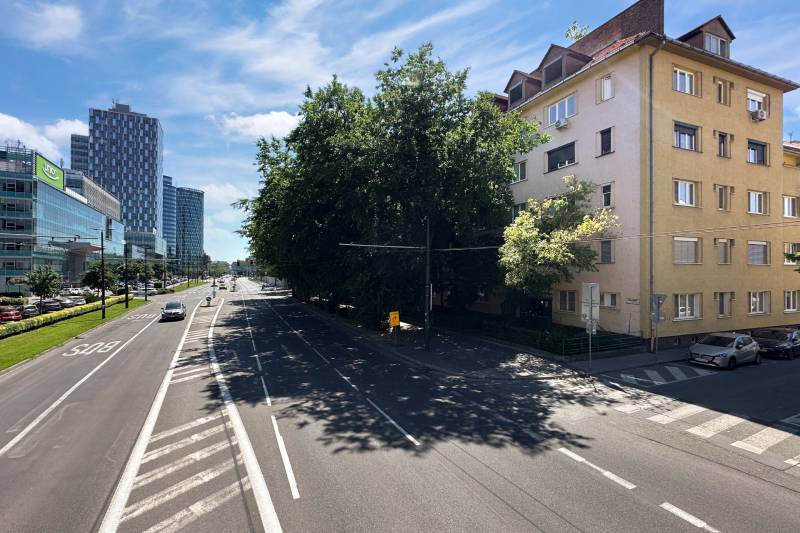 Straßen und Gebäude in der Karadžičova-Straße in Bratislava - Altstadt, umgeben von Grünflächen.