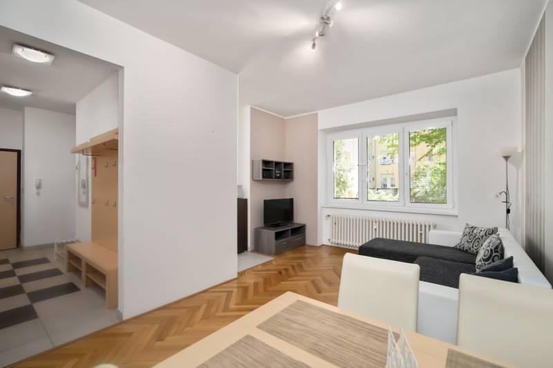 Wohnzimmer mit Sofa, Esstisch und Flur in einer 3-Zimmer-Wohnung.