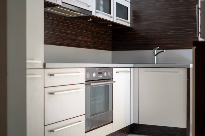 Küche in einer 3-Zimmer-Wohnung mit Spüle, Backofen und Schränken.