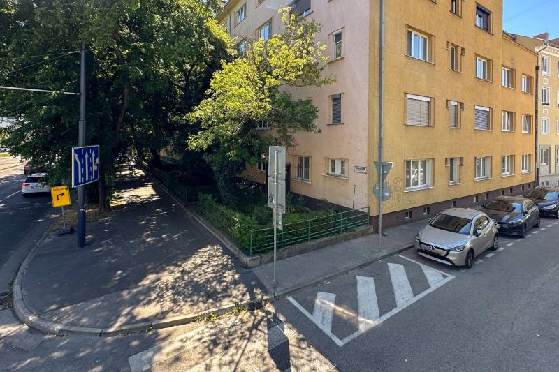 Karadžičova Straße in Bratislava - Altstadt mit einem Gebäude und geparkten Autos.