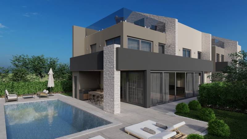Villa in Poreč mit Pool, Terrasse, Liegestühlen und Grünflächen in ruhiger Umgebung.