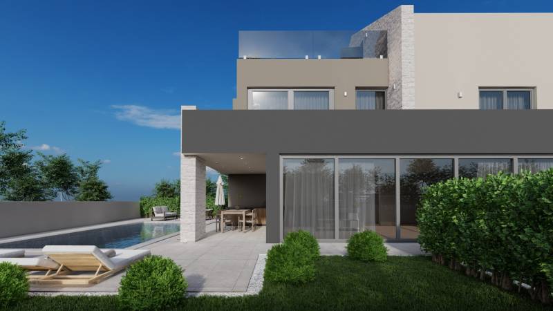 Villa in Poreč mit Garten, Pool und Terrasse unter blauem Himmel.