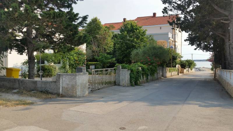 Ein Einfamilienhaus im Dorf Vrsi mit umliegendem Grün und Meerblick.