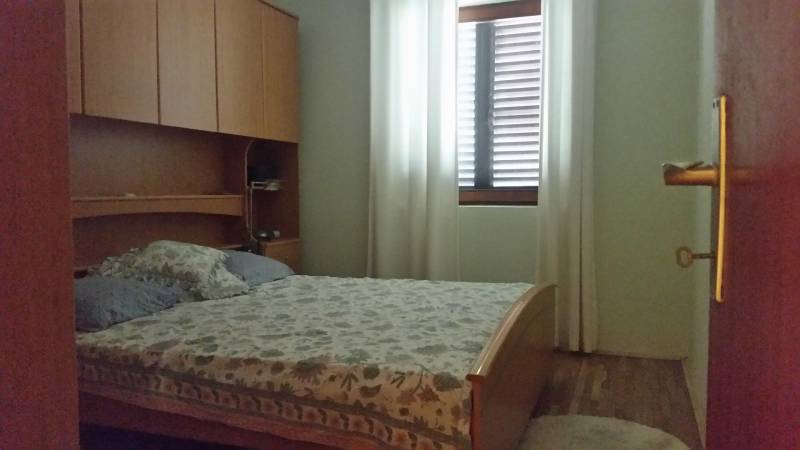 Gemütliches Schlafzimmer mit Einbauschränken und Bett in einem Einfamilienhaus.