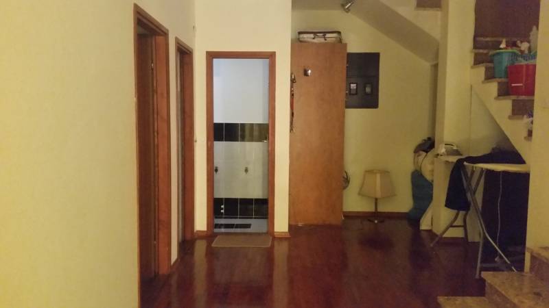 Innenraum eines Einfamilienhauses mit Treppe, Holzboden und Türen.