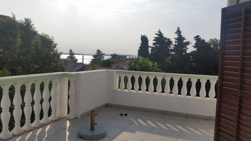 Die Terrasse des Einfamilienhauses in Vrsi mit Blick auf das Meer und die Natur.