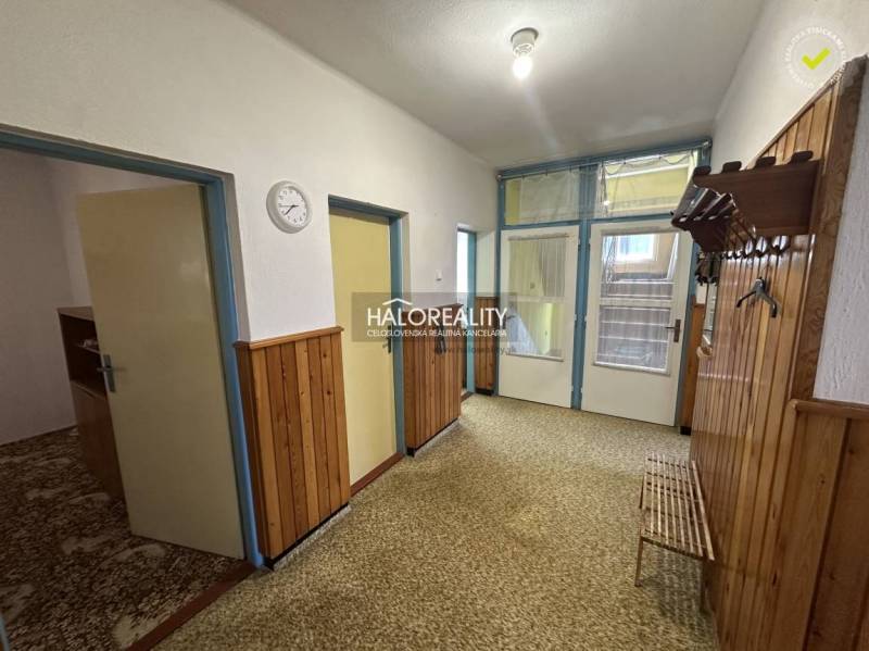 Eine Küche in einem Einfamilienhaus mit einem Herd, einem Esstisch und einer Wanddekoration.