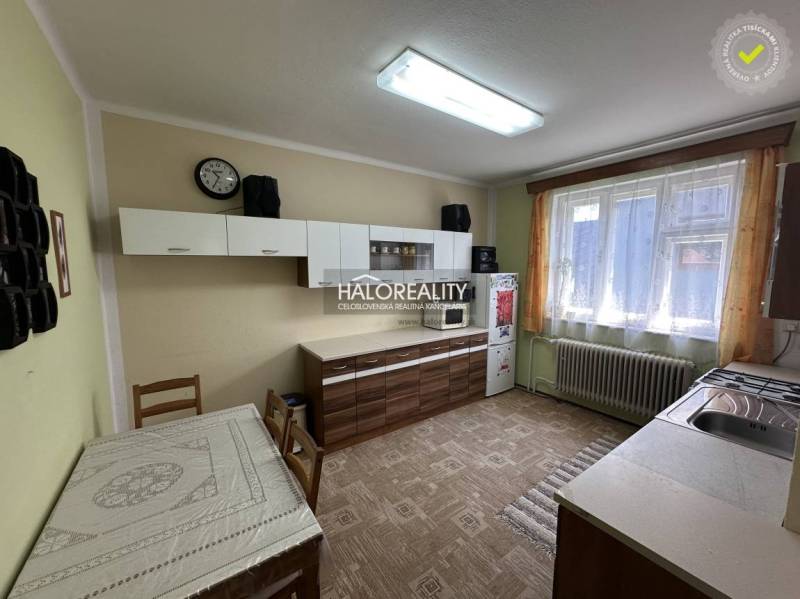 Der Flur in einem Einfamilienhaus mit Holzverkleidung und Eingangstür.