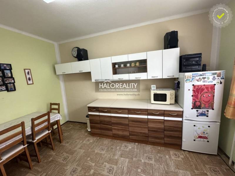 Der Flur eines Einfamilienhauses mit Holzelementen und Teppich.