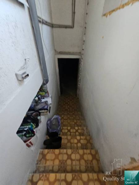 Die Treppe führt in den Keller eines Einfamilienhauses, auf den Stufen liegen Sachen.