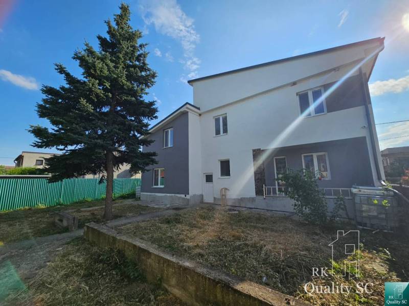 Einfamilienhaus in der Rybničná-Straße in Veľká Mača mit einem großen Baum im Garten.