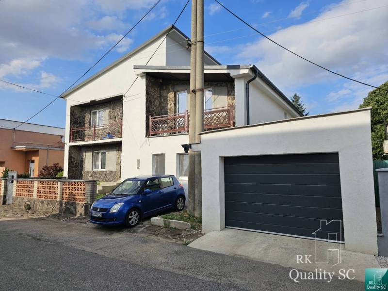 Einfamilienhaus in der Rybničná-Straße im Ort Veľká Mača, mit Parkplätzen und Garage.