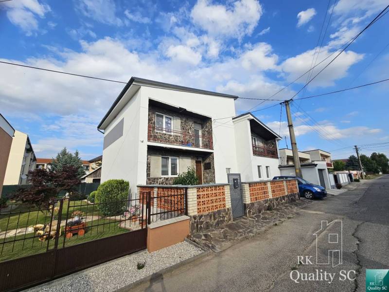 Einfamilienhaus in der Rybničná Straße in Veľká Mača mit Garten und Parkmöglichkeit.