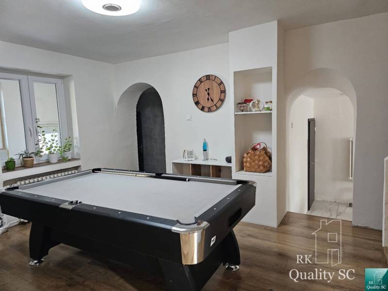 Ein Billardzimmer in einem Einfamilienhaus, elegante Dekoration und gemütliche Atmosphäre.