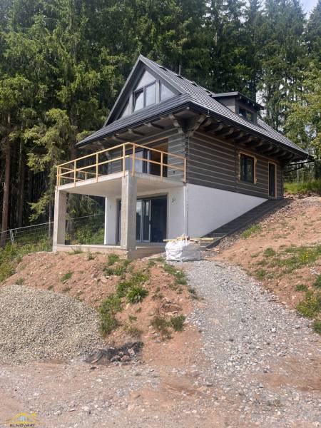 Eine Hütte in Korňa, umgeben von Wald, mit einer Terrasse inmitten der Natur zu verkaufen.