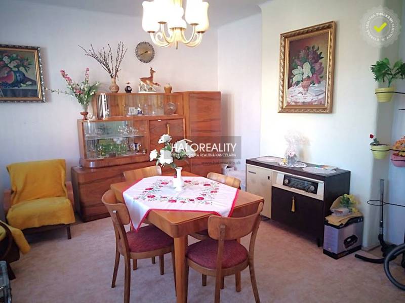Wohnzimmer eines Einfamilienhauses mit Esstisch, Sessel und Möbeln.