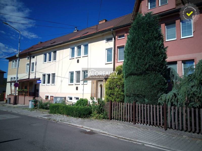 Reihenhaus in Nováky mit gepflegtem Garten und Vorgarten in einer ruhigen Straße.