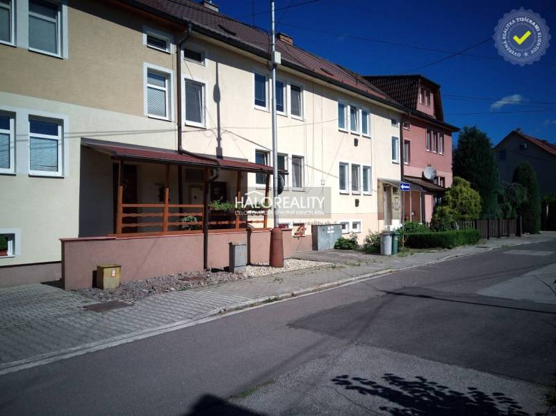 Ein Einfamilienhaus in Nováky mit einem Vorgarten und einem gepflegten Gehweg entlang der Straße.