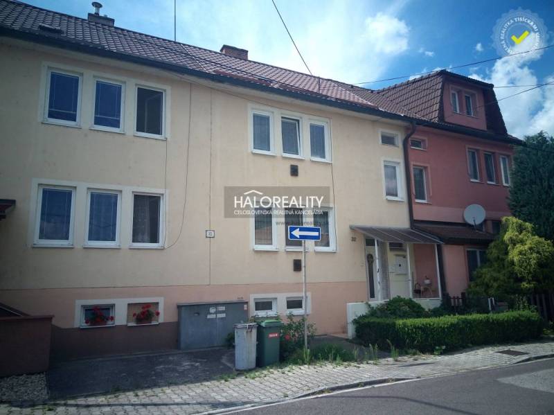 Ein Einfamilienhaus in Nováky mit Garage und Blumendekoration an der Fassade.