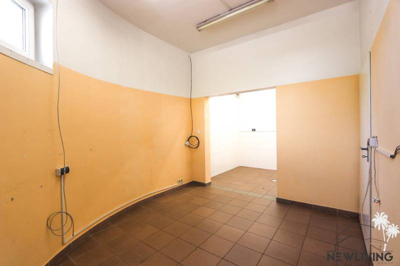 Innenraum von Geschäftsräumen mit orangefarbenen Wänden und braunem Boden.