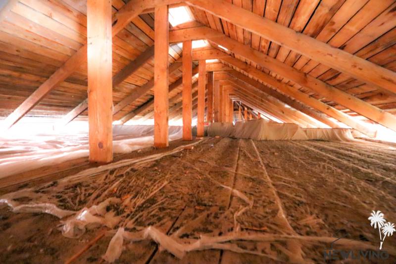 Ein Dachboden mit Holzkonstruktion und Isoliermaterialien in Geschäftsräumen.