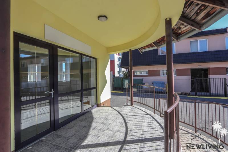 Außenbereich von Geschäftsräumen in der Straße des Slowakischen Nationalaufstandes in der Stadt Vrbové, überdachte Terrasse.