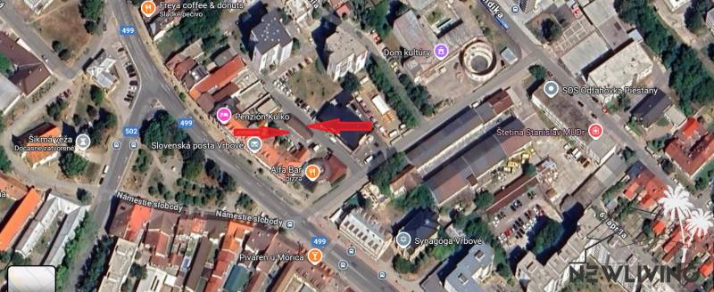 Luftaufnahme von Geschäftsräumen in der Straße des Slowakischen Nationalaufstands in Vrbové.