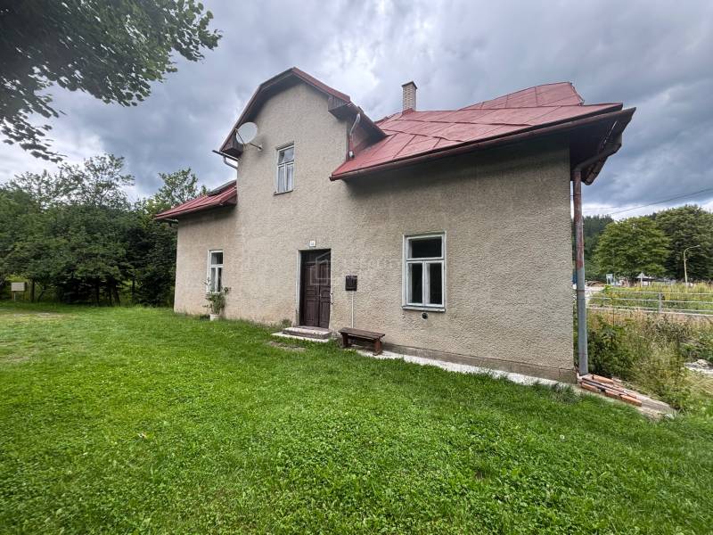 Ein Einfamilienhaus in Makov in der Straße Centrum, mit Garten und Bäumen im Hintergrund.